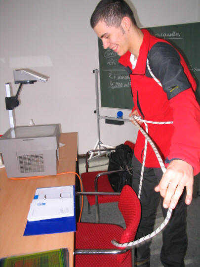Hendrik zeigt die Sicherung mit eine Seil