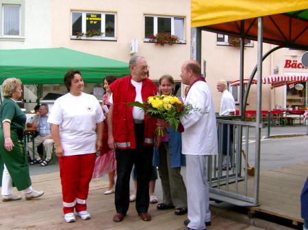 Herr Weißbach bekommt eine Blumenstrauß