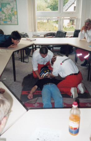 Bianka und Lars bei der Helmabnahme